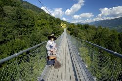 Un ponte pedonale spettacolare sul sentiero delle favole nella gola di Drachenschlucht a Trebesing, in Carinzia