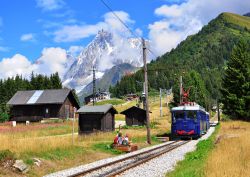 Trenino blu della valle di Chamonix a Saint-Gervais-les-Bains (Francia). Si tratta di una linea ferroviaria di montagna nella provincia dell'Alta Savoia - © Arsenie Krasnevsky / Shutterstock.com ...