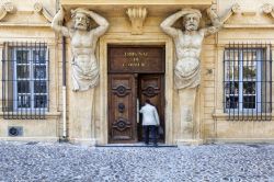 Il Tribunal de Commerce sul Cours Mirabeau a Aix-en-Provence, Francia - Si trova al civico numero 38 di Cours Mirabeau l'imponente palazzo che ospita il tribunale del commercio di Aix en ...