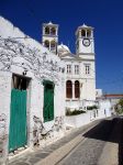 Tripiti, la chiesa: i centri abitati di Milos sono molto piccoli e il punto di riferimento principale è spesso la chiesa. Anche nel caso di Tripiti è proprio questo edificio a ...