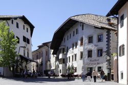 Turisti a Caldaro, Trentino Alto Adige. Situata sulla Strada del Vino, questa bella località trentina attira ogni anno moltissimi stranieri - © Peter Probst / Shutterstock.com