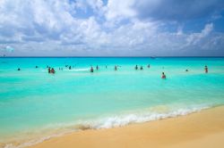Turisti in relax sulla spiaggia di Playacar, Messico. E' una frequentata destinazione turistica con belle spiagge, vero paradiso caraibico sulla costa messicana - © Patryk Kosmider ...