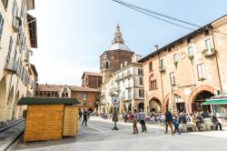 Turisti in visita a negozi e ristiranti vicino alla cattedrale di Pavia, Lombardia - © Suchart Boonyavech / Shutterstock.com