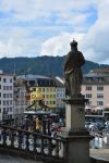 Turisti nel centro storico di Einsiedeln, Canton Svitto (Svizzera).
