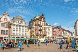 Turisti e abitanti locali nel centro storico di Trier (Treviri), cittadina universitaria della Renania Palatinato (Germania) - foto © milosk50 / Shutterstock.com