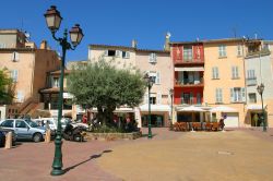Un angolo del centro storico di Saint-Tropez, celebre località di villeggiatura della Costa Azzurra.

