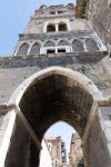 Un antico arco d'ingresso alla città campana di Caserta, Italia. Questa cittadina che respira di storia è fortemente legata alla casata dei Borboni - © Sviluppo / Shutterstock.com ...