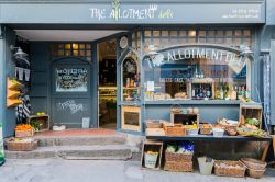 Un antico negozio di alimentari a St. Ives, Cornovaglia, Regno Unito - © mubus7 / Shutterstock.com