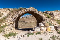Un arco d'ingresso del castello di Karak, Giordania. Mura possenti e porte di ingresso circondano la possente fortezza di Karak che appare in tutta la sua maestosità al viaggiatore ...