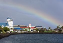 Un arcobaleno mattutino sopra la città di Apia, isola di Opolu, Samoa.



