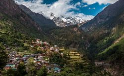 Un bel villaggio himalayano nello stato dell'Himachal Pradesh, India. Grazie ai suoi paesaggi variegati, questo stato è uno dei più interessanti di tutta l'India.



 ...