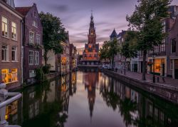 Un canale di Alkmaar in Olanda, fotografato alla sera