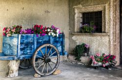 Un carretto in legno abbellito con fiori nel centro storico di Tenno, Trentino Alto Adige - © Ardenvis / Shutterstock.com