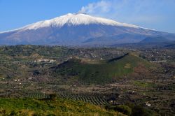 Un cono secondario dell'Etna e il grande Mongibello fotografati da Bronte in Sicilia