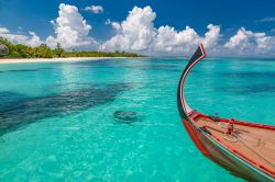 Un Dhoni la barca tipica ideale per una crociera alla Maldive