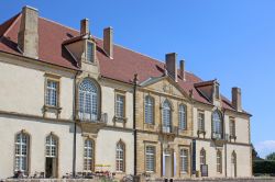 Un elegante palazzo signorile nel centro di Paray-le-Monial, Francia.
