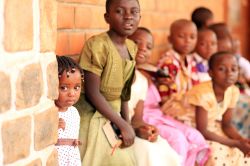 Un gruppo di bambini aspetta i genitori fuori da una chiesa a Yaoundé, Camerun - © akturer / Shutterstock.com