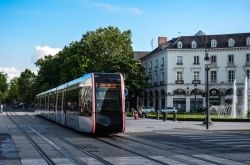 Un moderno tram nel centro della città di Tours, Francia - © evoPix.evolo / Shutterstock.com