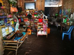 Un negozio di drogheria in un villaggio dell'arcipelago di Mergui, Myanmar - © Apik / Shutterstock.com