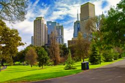 Un parco cittadino in una giornata di sole a Melbourne, Australia. Sullo sfondo, alcuni grattacieli.
