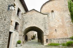 Un passaggio ad arco nel centro storico di Ainsa, Pirenei, Spagna. Le vecchie mura difensive abbracciano il cuore di questo villaggio in cui si possono ancora ammirare le tipiche case di un ...
