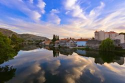 Un suggestivo panorama della città di Trebinje (Bosnia Erzegovina): il borgo conquistato dagli ottomani nel 1492.
