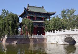 Un tempio al People's Park di Urumqi, Cina. Questa bella area verde si trova sulla sponda occidentale del fiume Urumqi - © suronin / Shutterstock.com