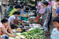 Un tipico mercato di strada nella città di Myeik, sud del Myanmar - © amnat30 / Shutterstock.com