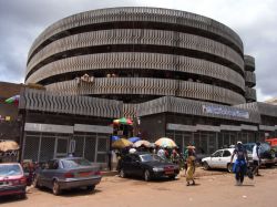 Un tipico shopping center con negozi nella capitale Yaoundé, Camerun - © StreetVJ / Shutterstock.com