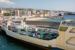 Un traghetto al porto di Villa San Giovanni, Calabria, dopo la traversata da Messina - © Petr Jilek / Shutterstock.com