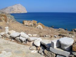 Un tratto di litorale di Anafi, Grecia. Appartenente all'arcipelago delle Cicladi, Anafi si trova nell'Egeo sud orientale; le sue coste sono orlate di scogli e formazioni rocciose di ...