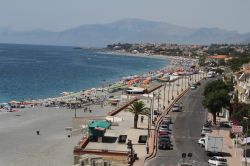 Un tratto di spiaggia nella cittadina di Diamante, Calabria. Situata in provincia di Cosenza, Diamante è al centro della Riviera dei Cedri, il cui nome deriva dalla diffusa coltivazione ...