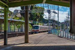 Un treno in arrivo alla stazione ferroviaria di Inuyama, Giappone - © Takashi Images / Shutterstock.com