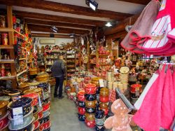 Un uomo in un negozio di oggetti in terracotta fatti a mano in un negozio di Eguisheim, Alsazia (Francia)  - © SubstanceTproductions / Shutterstock.com