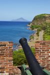 Un vecchio cannone nella fortezza Oranje da St.Eustatius con l'isola di Saba sullo sfondo (Caraibi).

