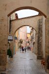 Un vicolo nel centro storico di Saint-Tropez, cittadina medievale (Francia) - © Attila JANDI / Shutterstock.com