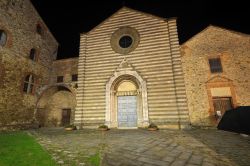 Una antica chiesa del borgo di Lucignano in Toscana - © MauMar70 / Shutterstock.com