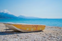Una barca solitaria sulla costa di Qeparo, una delle spiagge dell'Albania.