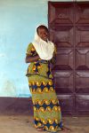 Una bella ragazza musulmana in una via di Yaoundé, Camerun - © akturer / Shutterstock.com