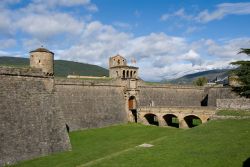 Una bella veduta del forte militare di Jaca, Spagna. Al suo interno si trova una grande piazza pentagonale attorno a cui affacciano i vari edifici del forte e la cappella della cittadella costruita ...