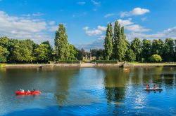 Una bella veduta del lago Highfields all'omonimo parco dell'università di Nottingham, Inghilterra - © Kiev.Victor / Shutterstock.com