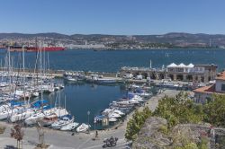 Una bella veduta del porto di Muggia con la città di Trieste sullo sfondo, Friuli Venezia Giulia - © Cortyn / Shutterstock.com