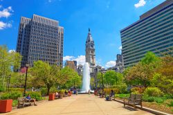 Una bella veduta di Love Park con la fontana a Philadelphia, Pennsylvania (USA): sullo sfondo il Palazzo Municipale.



