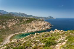 Una caletta isolata sulla costa di Galeria in Corsica