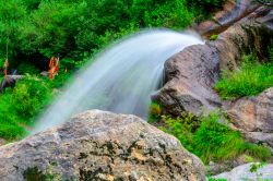 Una cascata immersa nella natura nella valle di Parvati, Himachal Pradesh, India. Questa lussureggiante vallata è caratterizzata da foreste di pini, piccoli villaggi affacciati sull'omonimo ...