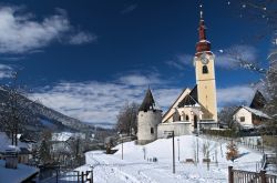 Una chiesa a Tarvisio fotografata in inverno: siamo nel nord della regione Friuli