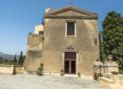 Una chiesa antica del centro di Savoca in Sicilia- © RubinowaDama / Shutterstock.com