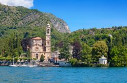 Una chiesa a Lenno, il borgo si trova sul Lago di Como in Lombardia - © Fedor Selivanov / Shutterstock.com