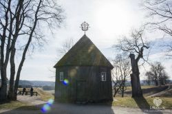 Una chiesetta in legno nei pressi del villaggio di Kernave, Lituania.
