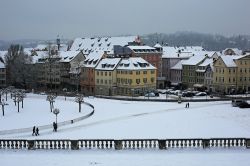 Una delle piazze principali di Coburgo ricoperta di neve, Baviera, Germania - © lonndubh / Shutterstock.com